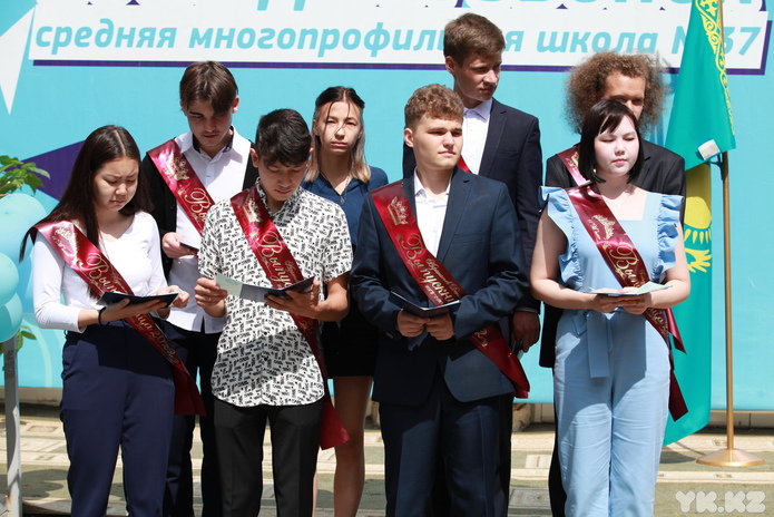 В Усть-Каменогорске выпускники школ получают аттестаты и знаки Алтын белги
