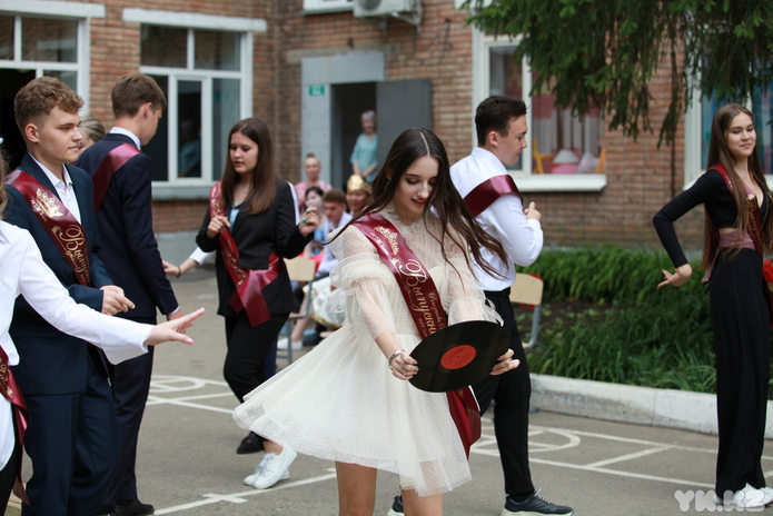 В Усть-Каменогорске выпускники школ получают аттестаты и знаки Алтын белги