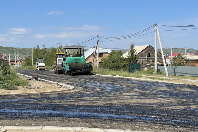 В поселке Ульбинский идет средний ремонт главной дороги