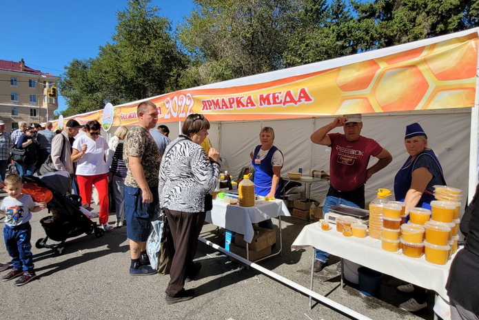 Медовая ярмарка проходит возле ДКМ
