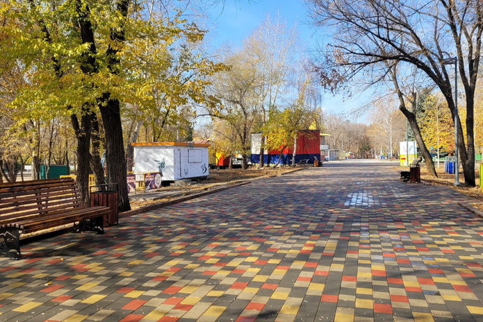 У нового входа в парк 