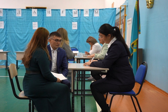 Тонну баурсаков раздали пришедшим на выборы в Усть-Каменогорске