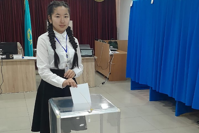 Тонну баурсаков раздали пришедшим на выборы в Усть-Каменогорске