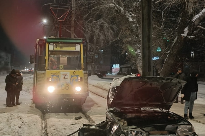 Из-за столкновения трамвая и ВАЗ 2109 остановлено движение в Усть-Каменогорске
