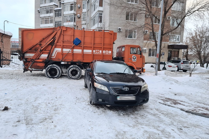 Мусор в Усть-Каменогорске не будут вывозить из нечищеных дворов