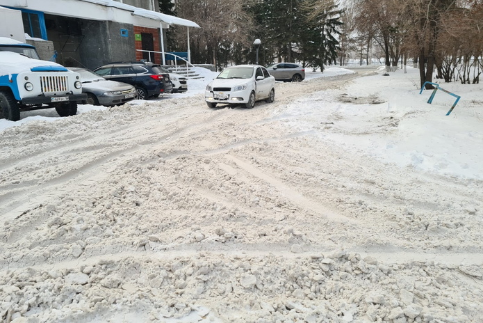 Мусор в Усть-Каменогорске не будут вывозить из нечищеных дворов