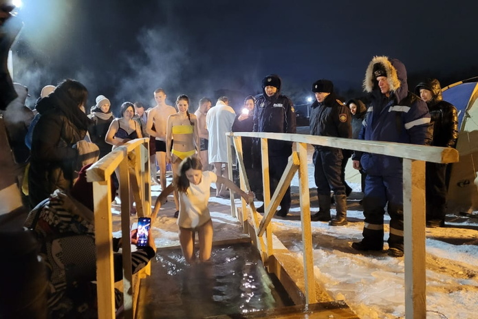 Традиционным погружением в купели отметили Крещение в Усть-Каменогорске