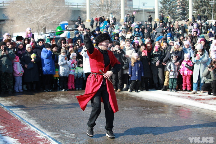 Устькаменогорцы проводили зиму традиционным праздником Масленицы