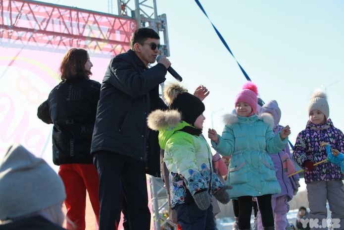 Устькаменогорцы проводили зиму традиционным праздником Масленицы