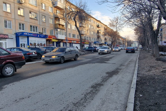 Асфальт со снегом не сошёл – аким города о недавно отремонтированных улицах