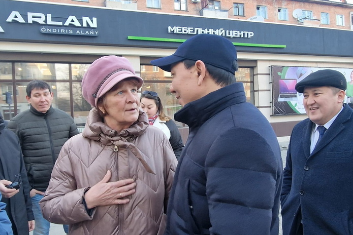Асфальт со снегом не сошёл – аким города о недавно отремонтированных улицах