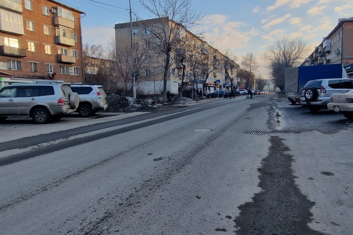 Асфальт со снегом не сошёл – аким города о недавно отремонтированных улицах