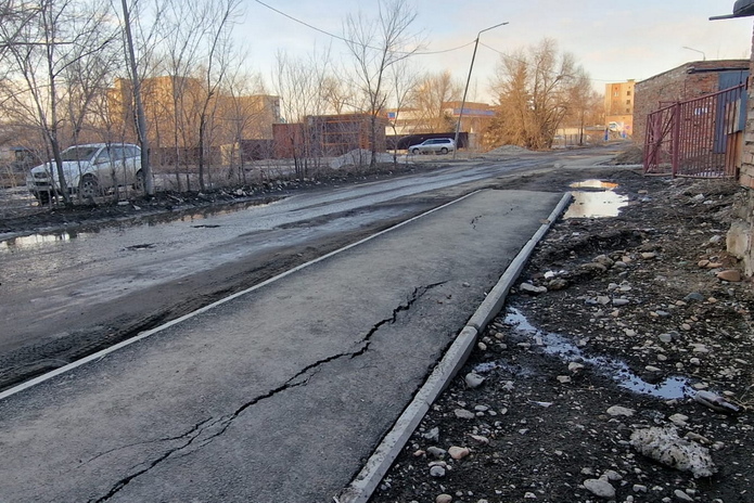 Асфальт со снегом не сошёл – аким города о недавно отремонтированных улицах