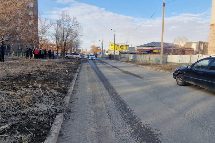 Асфальт со снегом не сошёл – аким города о недавно отремонтированных улицах