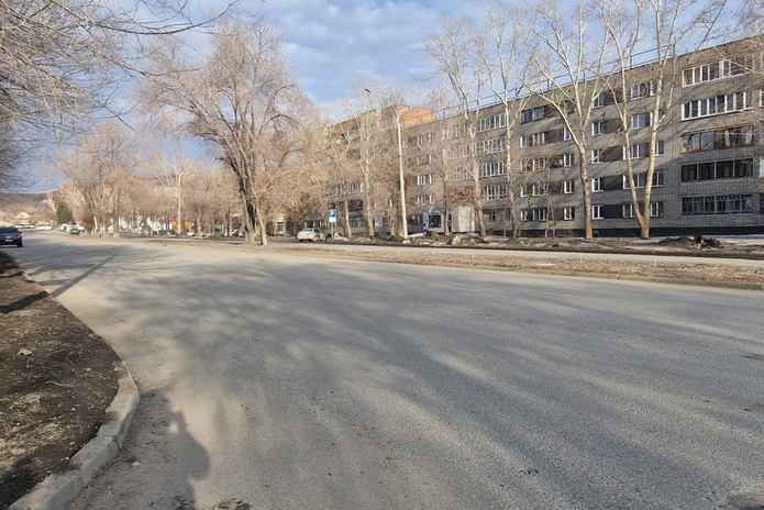 Асфальт со снегом не сошёл – аким города о недавно отремонтированных улицах