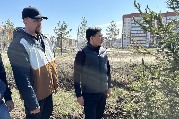 В Усть-Каменогорске запускают систему капельного полива деревьев