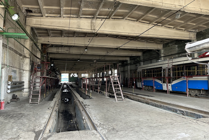 В Усть-Каменогорске в трамвайном депо начался ремонт