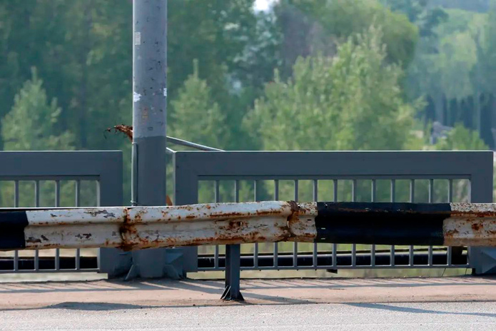 На Ульбинском мосту установили новый колесоотбойник