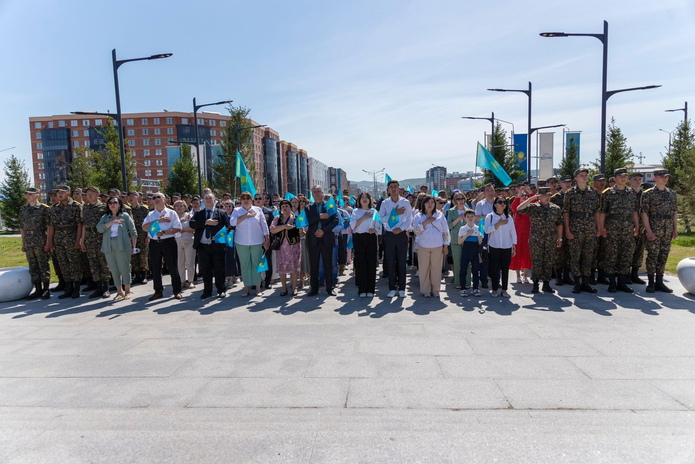 Более 1500 тысяч человек одномоментно исполнили гимн в Восточном Казахстане