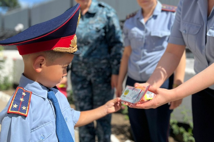 Мама, я горжусь: сотрудники ДУИС привели детей в колонию
