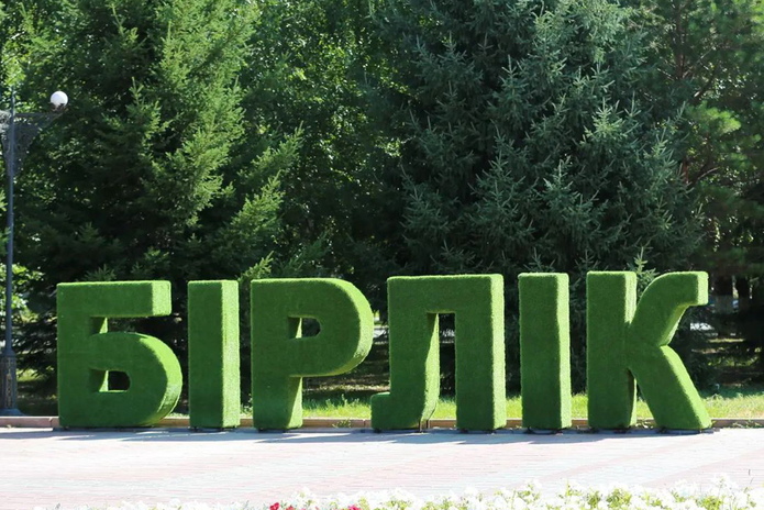 Город украшают ландшафтными топиарными буквами из искусственного газона