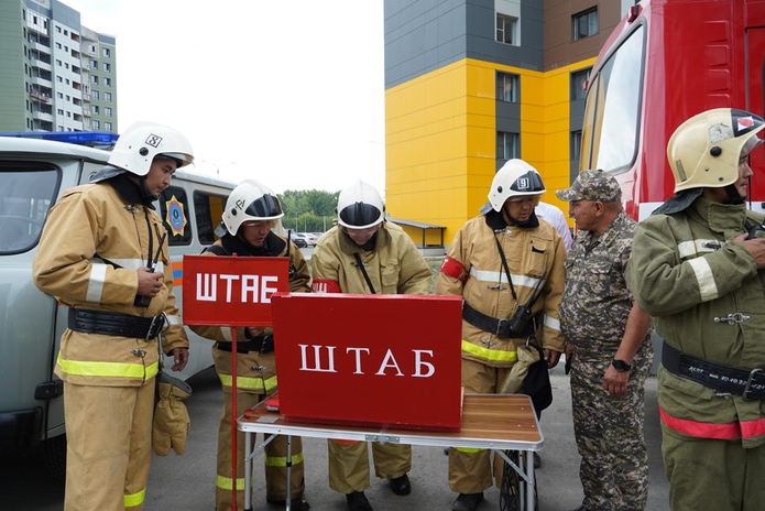 В Усть-Каменогорске люди прыгали на Куб Жизни с третьего этажа