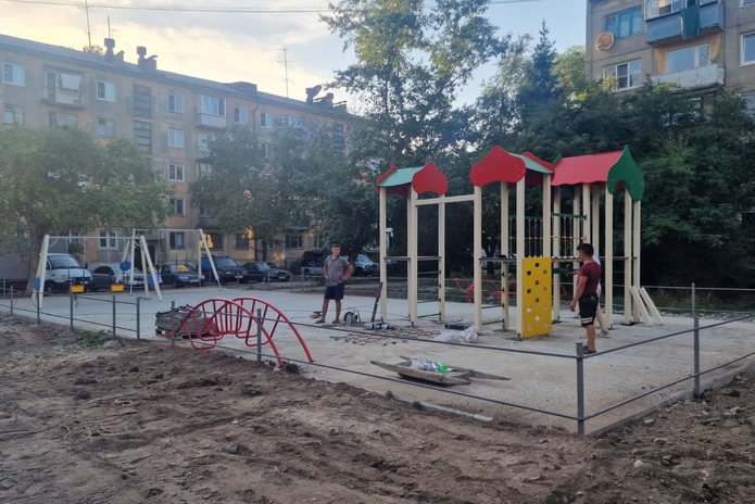 Сразу три площадки во дворе делают на улице Астана