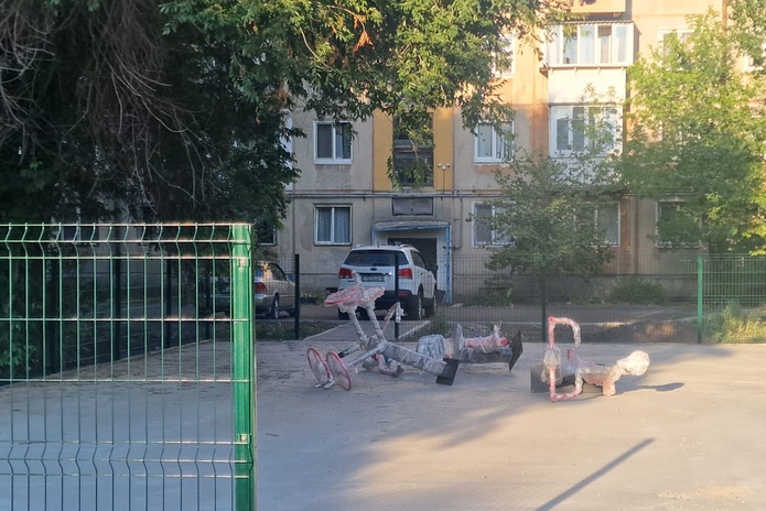Сразу три площадки во дворе делают на улице Астана