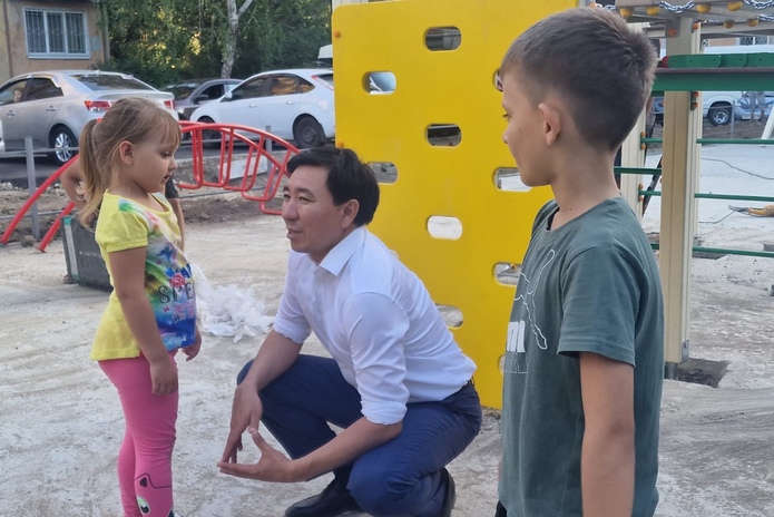 Сразу три площадки во дворе делают на улице Астана