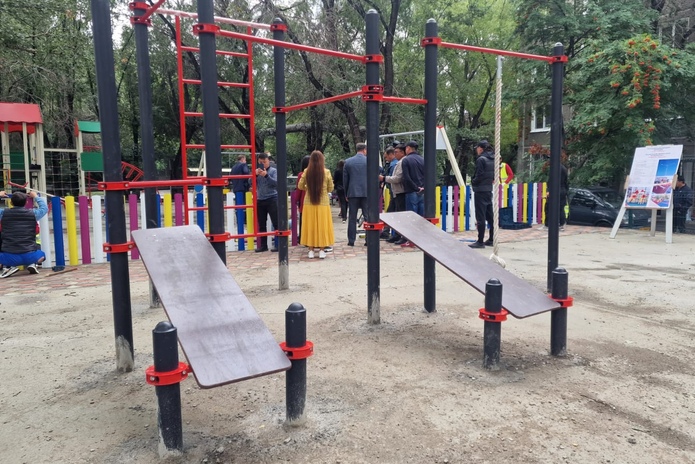 Евроштакетником огородят детскую площадку жители Усть-Каменогорска
