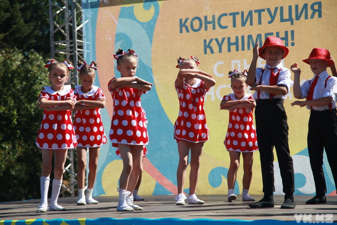 В ВКО отмечают День Конституции, а в Усть-Каменогорске - и День города