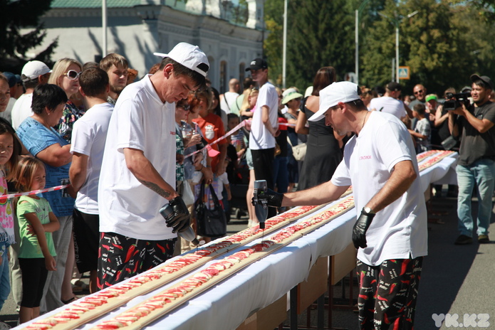 В Усть-Каменогорске установили рекорд Казахстана по изготовлению самой длинной закуски