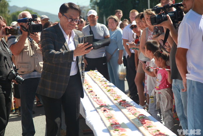 В Усть-Каменогорске установили рекорд Казахстана по изготовлению самой длинной закуски
