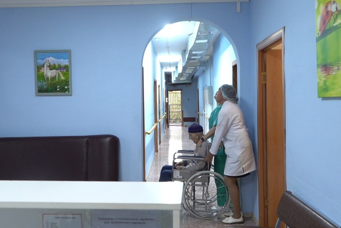 В Усть-Каменогорске спасатели помогали эвакуироваться пенсионерам