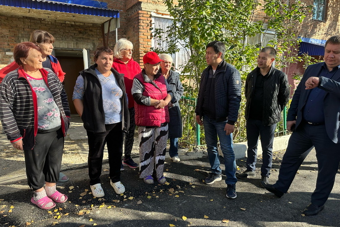 Во дворе в поселке Меновное появился асфальт