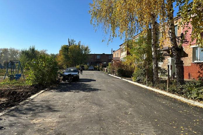 Во дворе в поселке Меновное появился асфальт