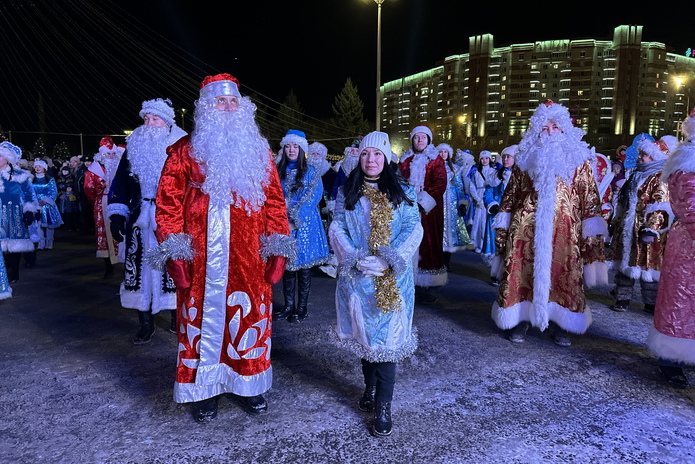 Огни на главной елке зажгли в Усть-Каменогорске