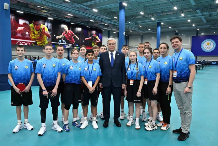 Касым-Жомарт Токаев подарил Центру настольного тенниса автобус