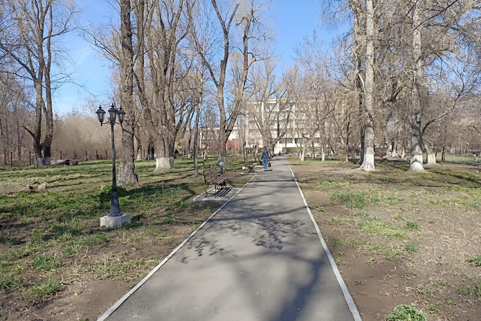 Сквер для прогулок отчистили после зимы в Усть-Каменогорске