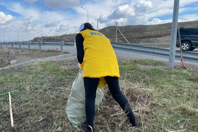 Молодежь расчищает родник на въезде в Усть-Каменогорск
