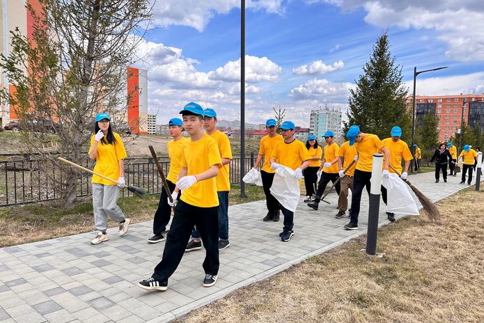 Молодёжь вышла на субботник возле монумента Независимости в Усть-Каменогорске