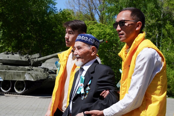 Аким Восточно-Казахстанской области поздравил ветеранов ВОВ