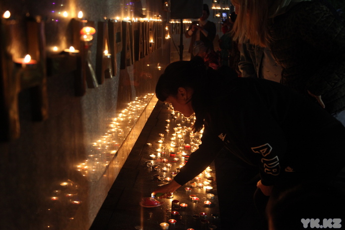 Устькаменогорцы зажгли свечи у Мемориала Победы