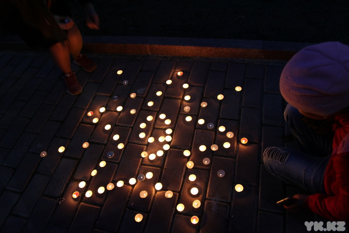 Устькаменогорцы зажгли свечи у Мемориала Победы