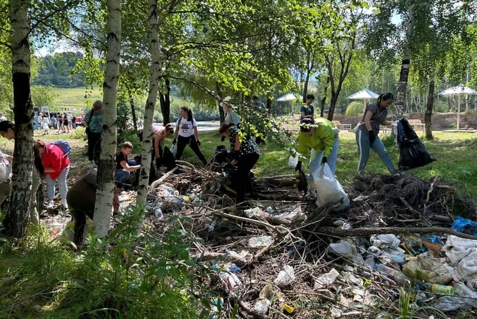 Две тонны мусора собрали у реки Журавлиха в Риддере