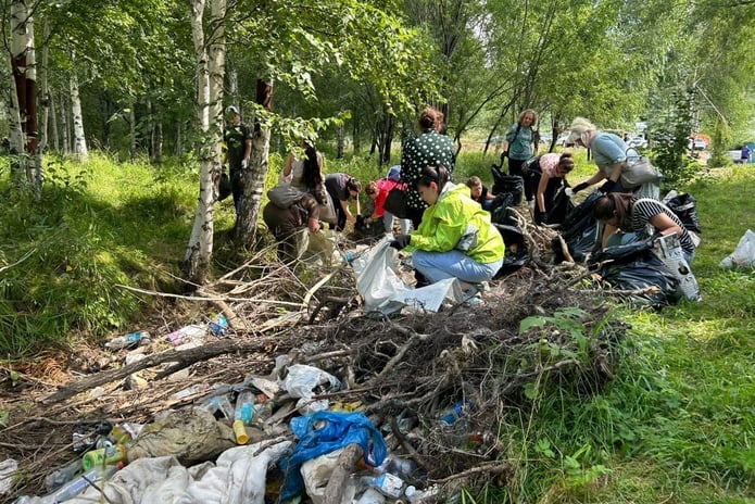 Две тонны мусора собрали у реки Журавлиха в Риддере