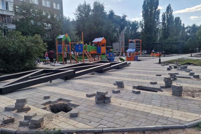 Большие качели устанавливают в Сиреневом сквере Усть-Каменогорска