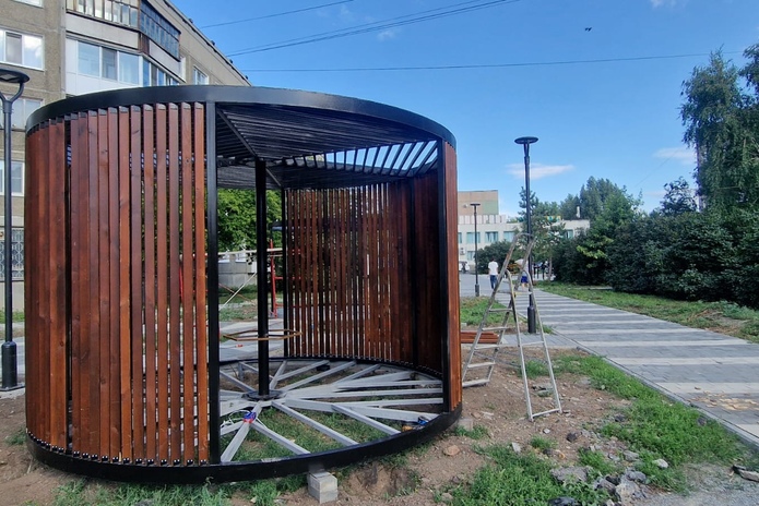 Большие качели устанавливают в Сиреневом сквере Усть-Каменогорска
