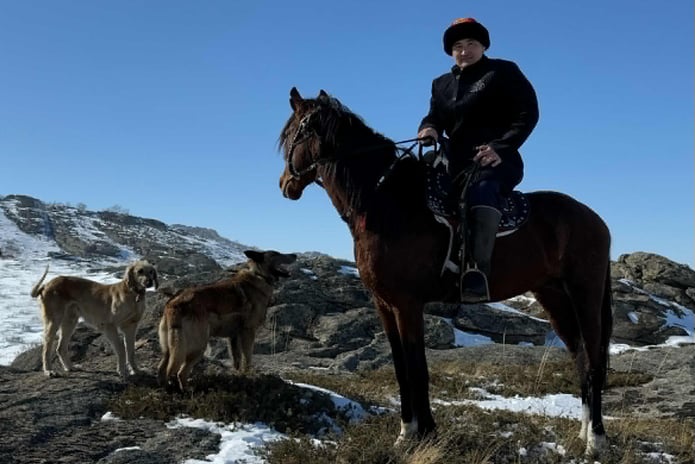 Смешались кони и люди: зачем в ВКО рабочие с заводов разводят лошадей