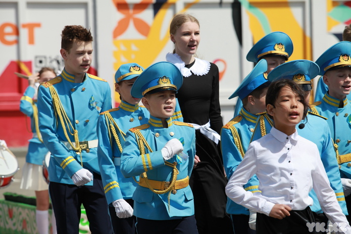 Праздничная колонна и передвижной концерт проходит в Усть-Каменогорске
